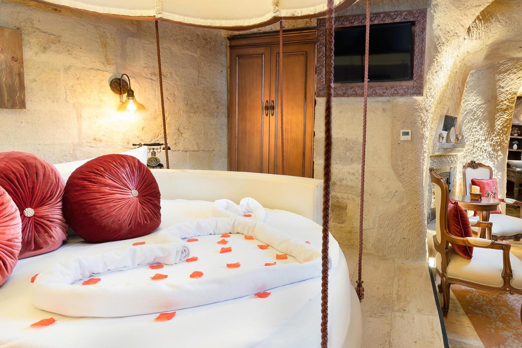 Elysion Cave Suites Юргюп Екстериор снимка